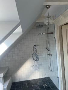 a bird on the wall of a shower in a bathroom at Willa Oliwa in Gdańsk +15 photos