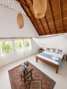a bedroom with a bed and a table at Hotel Isla Azul - Islas del Rosario in Isla Grande