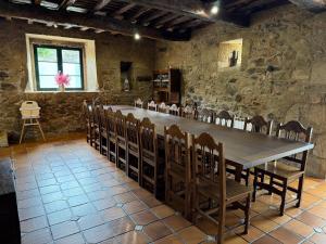 ein großer Tisch und Stühle in einem Steinzimmer in der Unterkunft Casa Goris in Merza
