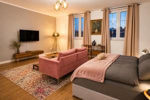 ein Wohnzimmer mit Sofa und Sessel in der Unterkunft Schängel Chic 21 in Koblenz
