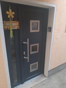 a black door with a flower on it at Gohrischstein Blick in Rathmannsdorf
