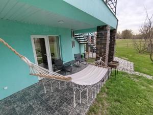 eine Hängematte an der Außenseite eines Hauses in der Unterkunft Чабарня in Pukhovka