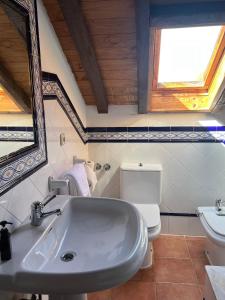 ein Badezimmer mit Waschbecken und Toilette in der Unterkunft Casa Goris in Merza + 35 Fotos