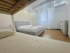 a bedroom with two beds and a window at Restorant Hotel Niku in Draç