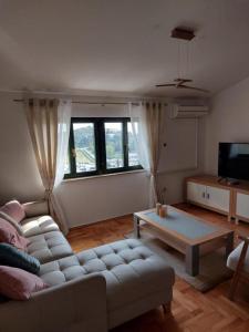 a living room with a couch and a table at Ferienhaus Topic in Vrsar