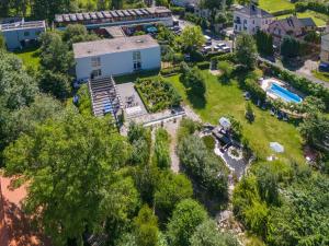 an aerial view of a yard with a pool at Spa Sanatorium Dr Peták in Františkovy Lázně