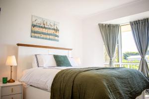a bedroom with a bed and a window at Beachfront Getaway Pet-Friendly & Near Boat Ramp - Koala Stay in Encounter Bay