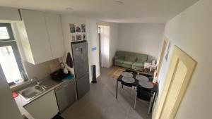 a small kitchen and a table in a small room at Relaxing House in Lever