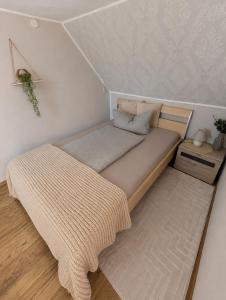 a small bed in a room with at Töpferhäuschen Tangermünde in Tangermünde
