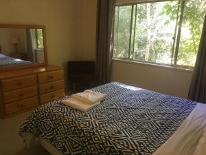 - une chambre avec un lit, une commode et une fenêtre dans l'établissement Ovensview On Riverside, à Bright