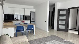 a kitchen and living room with a table and chairs at Casa Magurele in Măgurele