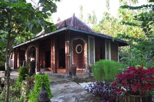 a small house in the middle of a garden at Villa Tentrem in Kemadang