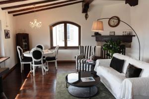 a living room with a couch and a table at Vista Menaggio Centro by LoveComo in Menaggio