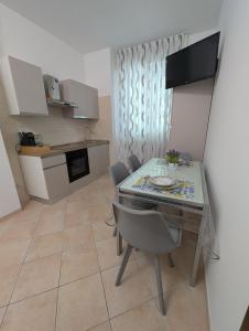 a dining room table and chairs in a kitchen at Campesio Apartament in Piacenza +9 photos