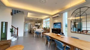 a dining room with a large wooden table and chairs at 小k咖啡B&B 寵物友善 咖啡廳民宿 in Sanxing