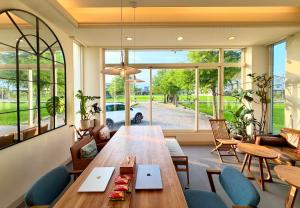 a dining room with a large wooden table and chairs at 小k咖啡B&B 寵物友善 咖啡廳民宿 in Sanxing