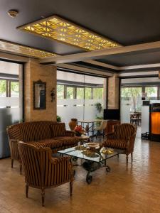 a living room with couches and a table at Royal Park Hotel Corlu Bed and Breakfast in Tekirdağ