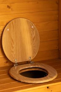 a wooden toilet seat in a wooden room at La sphère étoilée in Ames