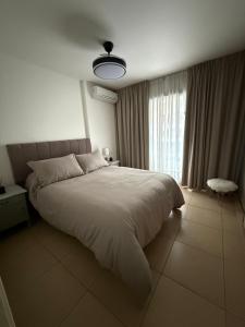 a bedroom with a large bed and a window at Nueva Córdoba - Premium in Córdoba