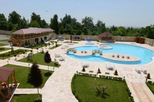 een luchtzicht op een resort met een zwembad bij Gabala Yeddi Gozel Hotel in Gabala