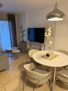 a living room with a table and chairs and a tv at Nueva Córdoba - Premium in Córdoba