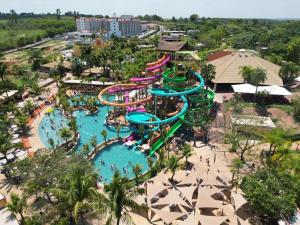 an aerial view of a water park at a resort at 1986 Apparts in Águas de São Pedro