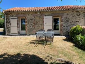 a group of chairs sitting in front of a house at Meublé chocolat in Réaumur