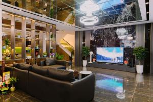 a lobby with couches and a large screen at Biệt Thự FLC Sầm Sơn 7PN VIP BT43-02 in Sầm Sơn