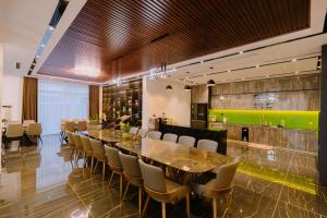 a dining room with a long table and chairs at Biệt Thự FLC Sầm Sơn 7PN VIP BT43-02 in Sầm Sơn