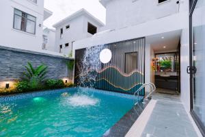 a swimming pool in the backyard of a house at Biệt Thự FLC Sầm Sơn 7PN VIP BT43-02 in Sầm Sơn