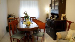 a dining room with a wooden table and chairs at CASA PITA Completa Grupos in San Justo de la Vega