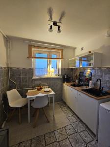 a kitchen with a table and a table and chairs at Blick auf die Kirche in Wschowa