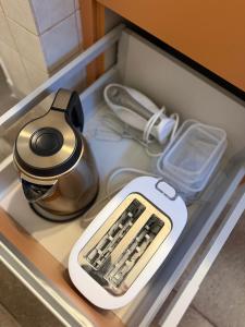 a tea kettle and a appliance in a drawer at Hegylakó vendégház in Balatonkenese