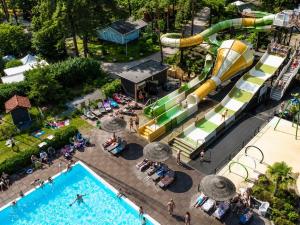 ein Vergnügungspark mit Pool und Wasserrutsche in der Unterkunft Chalet Descansar op de Veluwe in Beekbergen