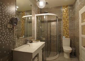 Kylpyhuone majoituspaikassa Boston Plus Hotel