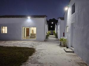an alley between two white buildings at night at CASA Les Deux R da Lagoa in Jijoca de Jericoacoara
