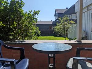 a table and chairs sitting on a patio at Modern 1BR City Centre Apt - Sleeps 4 in Otta