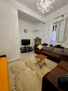 ein Wohnzimmer mit Sofa und Fernseher in der Unterkunft Ariam in Annaba