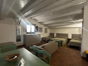 a room with two beds and a table and chairs at Soleluna in Syracuse