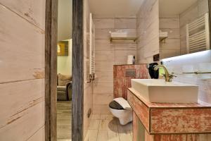 ein Badezimmer mit Waschbecken und Toilette in der Unterkunft Padre Boutique Hotel in Ostrava + 34 Fotos