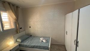 a small bedroom with a bed and a window at Appartement Agadir T2 pour couples maries et familles in Agadir