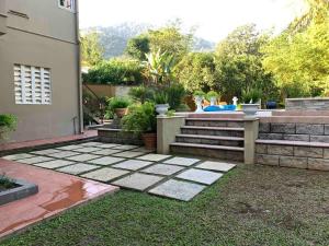 a patio with a fountain and stairs in a yard at Garden View in Guarata