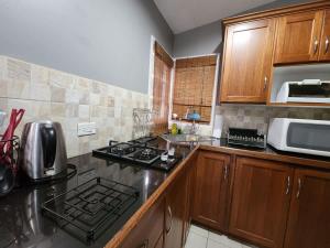 a kitchen with a stove and a microwave at Garden View in Guarata