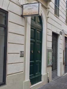 un edificio con una puerta verde y un cartel en él en Affittacamere Euro en Ancona