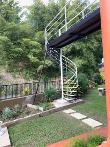 eine Wendeltreppe in einem Hof mit Garten in der Unterkunft Bamboo View in Loango