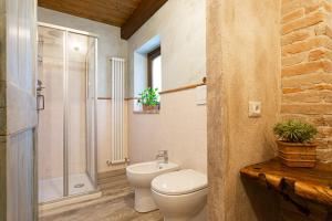 ein Badezimmer mit Toilette und Dusche in der Unterkunft Borgofortino in Montefortino