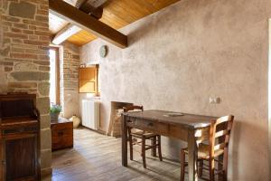 ein Esszimmer mit einem Holztisch und Stühlen in der Unterkunft Borgofortino in Montefortino