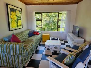 ein Wohnzimmer mit Sofa und Tisch in der Unterkunft Die Ateljee in Glentana
