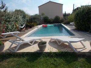 a swimming pool with two lounge chairs and a table and sidx sidx sidx at studio in Saint-André-de-Sangonis +11 photos