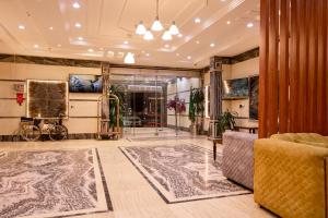 a dressing room with a chair and a table at شقق راف التميز in Umm Salam